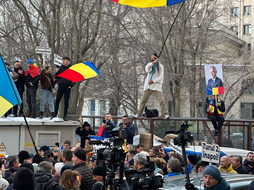 Susținători ai lui Călin Georgescu în fața Parchetului General. Foto: Adelina Mărăcine / Hotnews