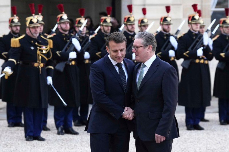 Președintele francez Emanuel Macron îl primește pe premierul britanic Keir Starmer la reuniunea din Paris, 17 februarie 2025. Foto: Aurelien Morissard / AP / Profimedia