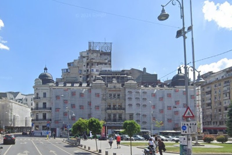 FOTO | A fost revopsită „havaneza” din spatele Hotelului Corinthia, de pe Calea Victoriei. Bonus, a dispărut și panoul publicitar