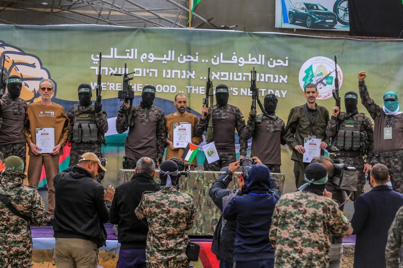 Hamas suspendă eliberarea ostaticilor israelieni și acuză Israelul de nerespectarea armistițiului