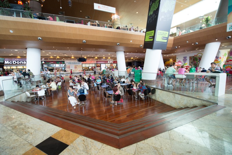 Hipermarketul Carrefour și mai multe restaurante fast-food din Mall Băneasa, închise de ANPC / Au fost prelevate probe pentru analize de la cuburi de gheaţă şi sosuri McDonald’s