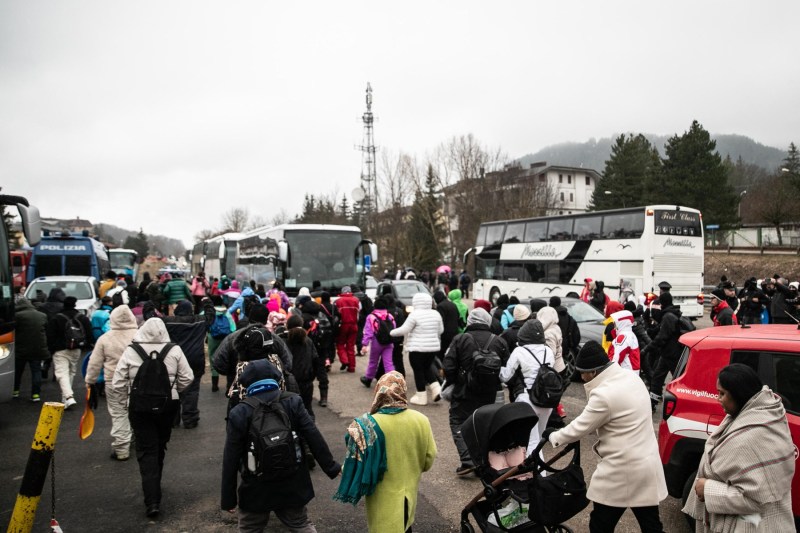 „Hoarde” de turiști, interceptate de poliție, în războiul declarat de către o vedetă de pe TikTok stațiunilor turistice din Italia