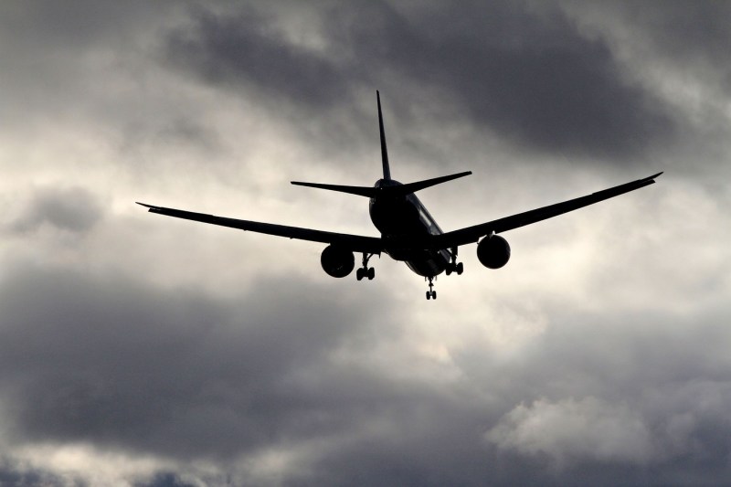 Incident aviatic surprinzător pe aeroportul din Toronto, unde un avion s-a răsturnat la aterizare. Aeronava a ajuns cu roțile în sus – VIDEO