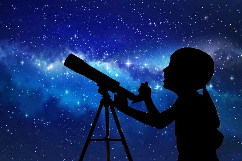 Privind prin telescop, Foto: Kiankhoon, Dreamstime.com