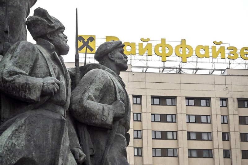 Raiffeisen Bank oferă servicii companiilor care aprovizionează mașinăria de război a Rusiei, dezvăluie Bloomberg