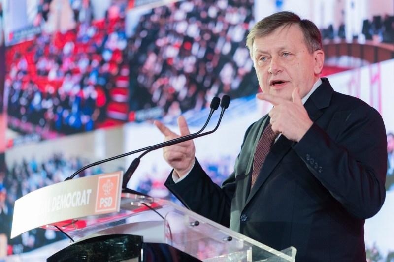 Reacții după discursul în care Crin Antonescu a spus, în momentul în care a fost validat drept candidat: ”De ce noi, cei care credem în democrație, suntem atât de defensivi?”