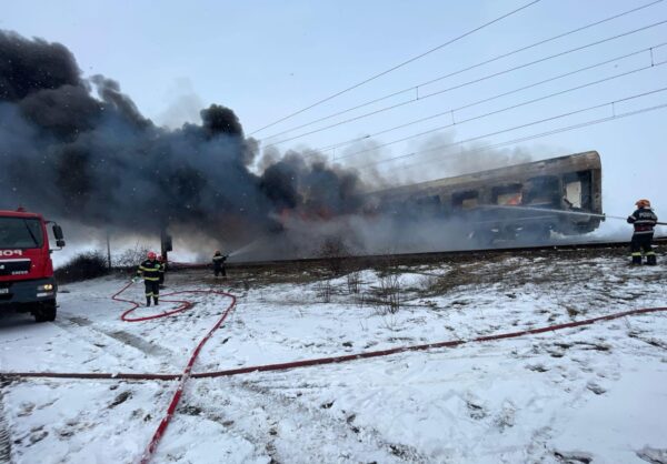 VIDEO Incendiu puternic la vagonul unui tren cu zeci de călători, în Olt. A fost activat Planul Roşu de Intervenţie