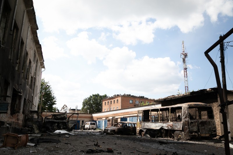 VIDEO Rușii au bombardat „deliberat” o școală din Kursk, acuză armata ucraineană. Zeci de civili, prinși sub dărâmături