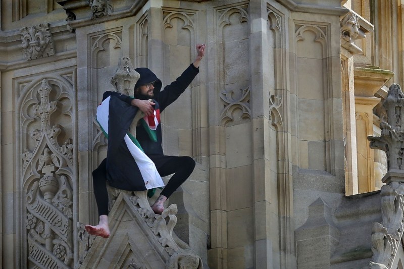 Bărbat arestat după ce s-a urcat pe turnul Big Ben din Londra cu un steag palestinian. A coborât după 16 ore