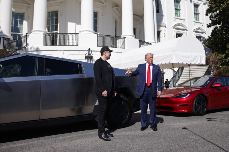 FOTO VIDEO Casa Albă, transformată pentru scurt timp în showroom pentru Tesla. Trump: „I-am spus: «Ştii, Elon, nu-mi place ce ţi se întâmplă»”
