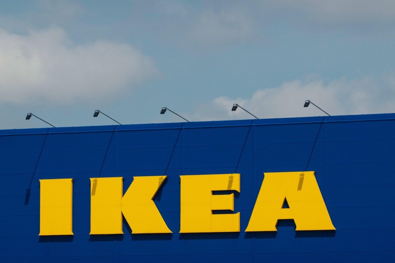 GRU se află în spatele incendierii magazinului IKEA din Vilnius, acuză procurorii lituanieni. Doi ucraineni implicați au primit 10.000 de euro și un BMW