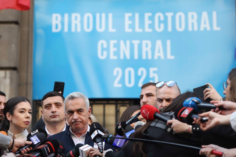 Călin Georgescu depune dosarul de candidatură și lista de semnături la sediul Biroului Electoral, în București, 7 martie 2025. Inquam Photos / Octav Ganea