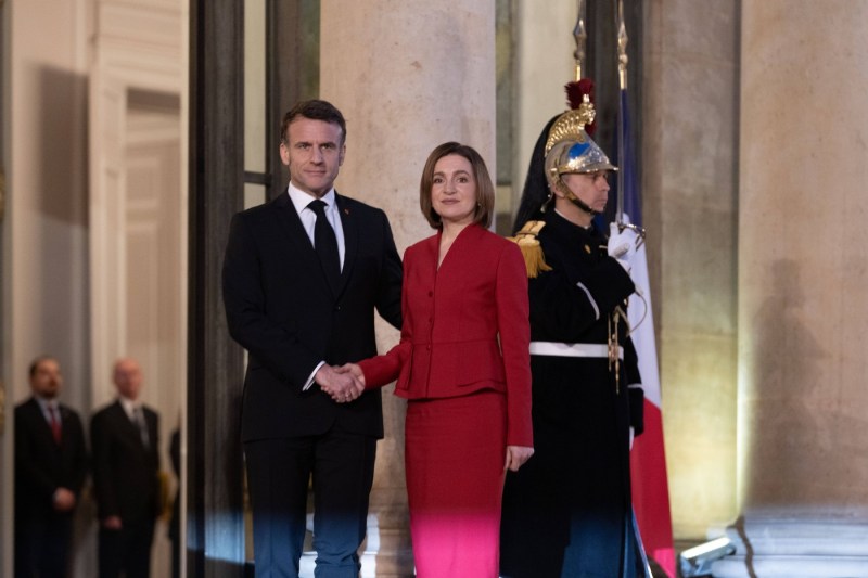 Macron reclamă „încercările tot mai dezinhibate ale Rusiei de destabilizare” a Republicii Moldova. Acordul semnat cu Maia Sandu la Paris
