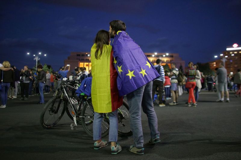 În jur de 1.000 de persoane protestează în fatț sediului Guvernului din Piața Victoriei, București, 12 mai 2018. Foto: Inquam Photos / Octav Ganea