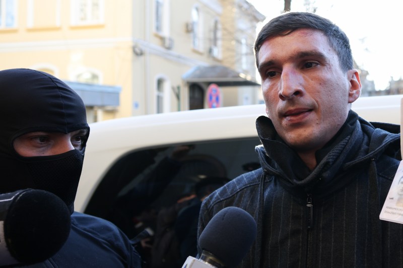 Bogdan Peșchir este escortat de către polițiști în sediul IGPR din București, 20 martie 2025. Inquam Photos / George Călin