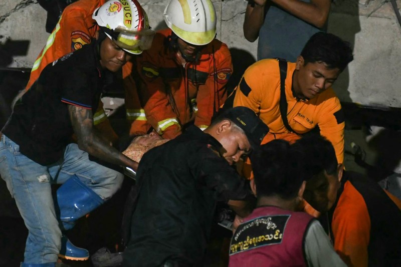 O femeie a fost scoasă în viaţă dintre dărâmături, după 30 de ore de la cutremurul din Myanmar FOTO