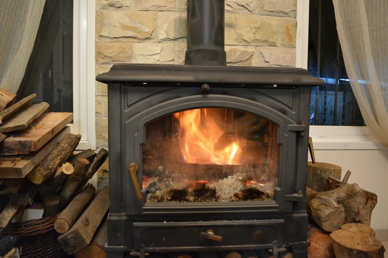 „Rabla pentru sobe”: Ghidul de finanțare a fost publicat în Monitorul Oficial / Câți bani putem primi de la stat pentru a ne încălzi eficient