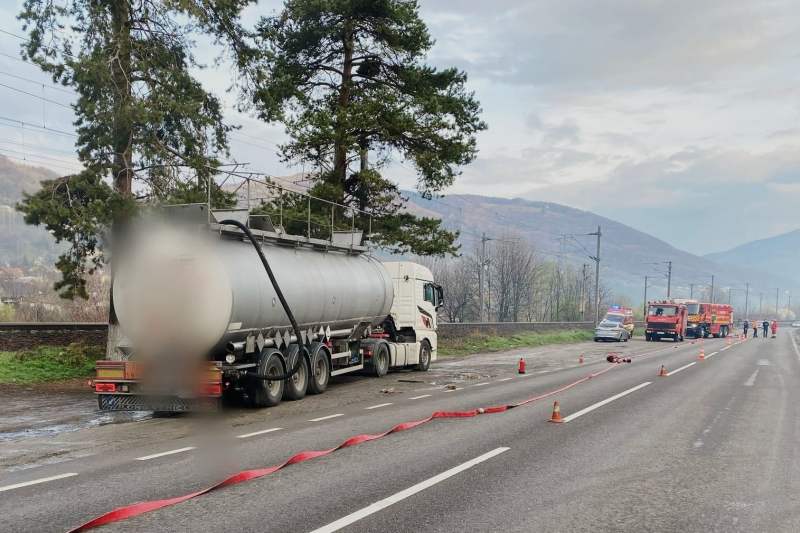 Scurgeri de acid sulfuric dintr-o cisternă aflată pe DN 1, la Comarnic. Zona e evacuată, traficul rutier este blocat