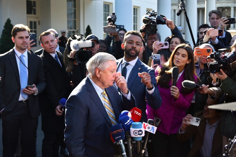 „Urmează zile mai bune” pentru Ucraina, afirmă un senator american, conform căruia că Zelenski trebuie „să se schimbe fundamental sau să plece” de la conducerea țării