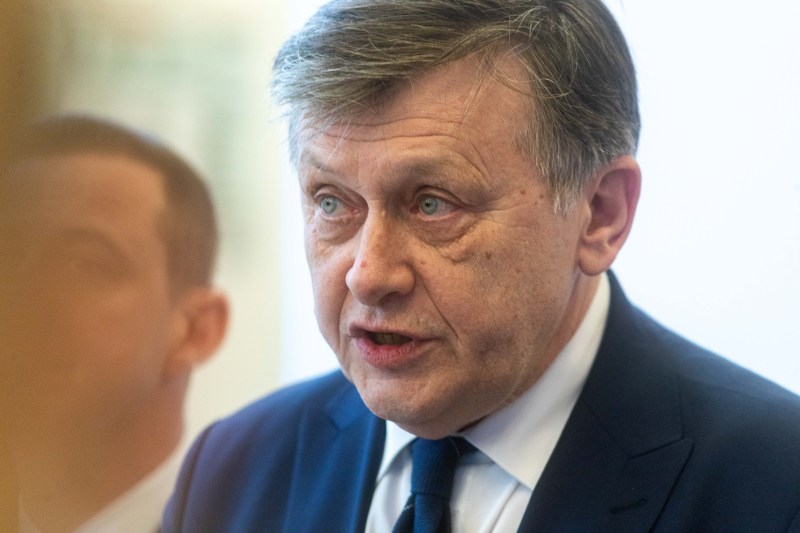 VIDEO Crin Antonescu susține că, dacă va ajunge preşedinte, primarii nu vor mai primi niciun leu de la stat până nu rezolvă problema toaletelor din şcoli