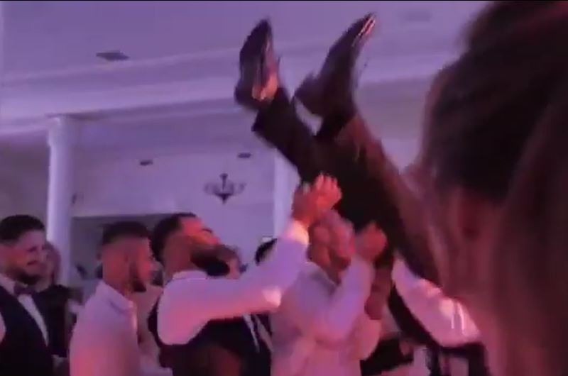 Momentul în care mirele este aruncat în sus. Foto: captură video via eBihoreanu