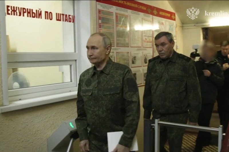 VIDEO Putin, îmbrăcat în haine militare, merge pentru prima dată pe frontul din Kursk, potrivit presei de stat. Ordinul dat de liderul rus