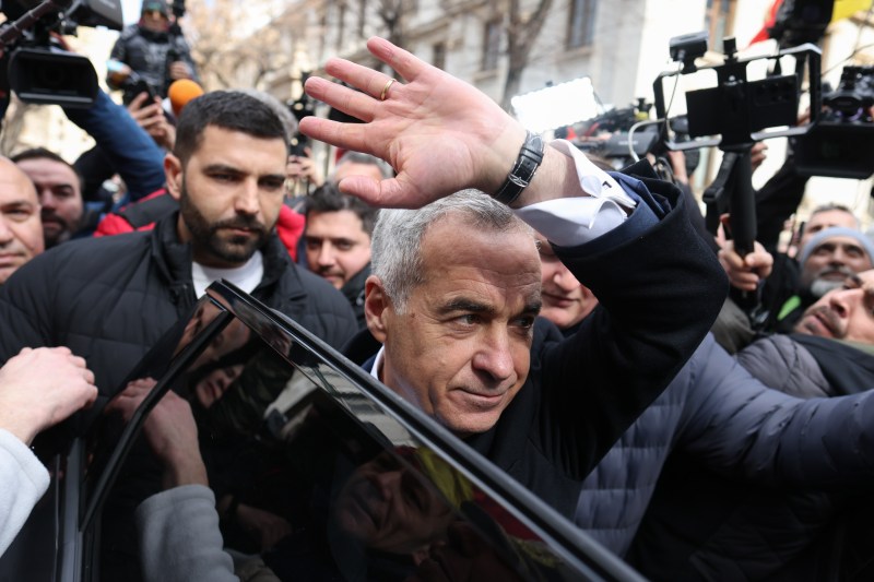 VIDEOREPORTAJ de la depunerea candidaturii lui Călin Georgescu. Ce înseamnă să fii suveranist? „Vine furtuna! Vor răspunde şi vor plăti poate capital”