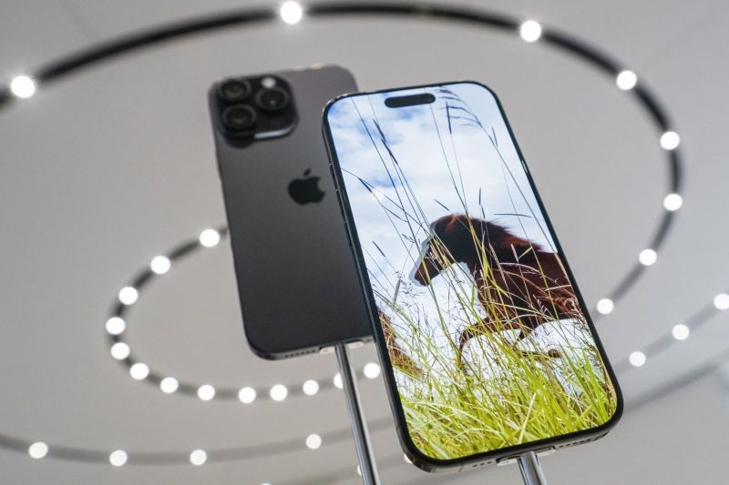 2.300 de dolari pentru un telefon iPhone? Tarifele impuse de Trump pot transforma acest scenariu în realitate