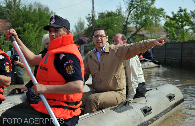 22 aprilie 2014 - Victor Ponta, atunci premier, vizitează comuna Beiu, afectată de inundații. Foto: Liviu Sova / Agerpres