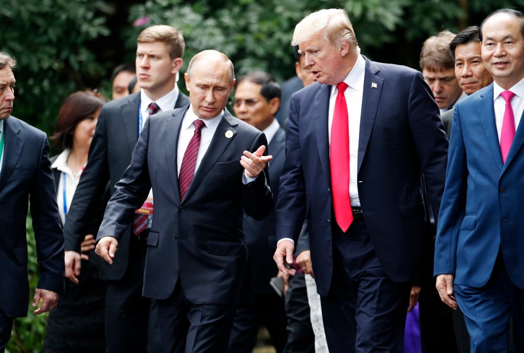Vladimir Putin și Donald Trump la o întâlnire în Danang, Vietnam, noiembrie 2017. Foto: Jorge Silva / AP / Profimedia