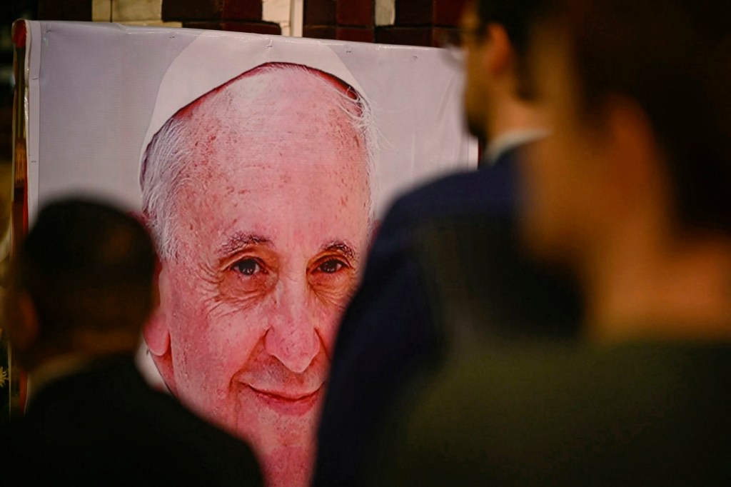 Rugăciune în amintirea Papei Francisc la catedrala Sfânta Maria din Yangon, Myanmar, 22 aprilie 2025. Foto: Sai Aung MAIN / AFP / Profimedia