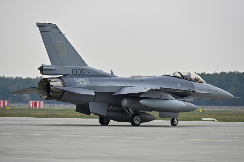 Armata unei țări vecine României a primit primul său avion de luptă F-16 Block 70, dar transferul oficial de documente mai durează zece zile