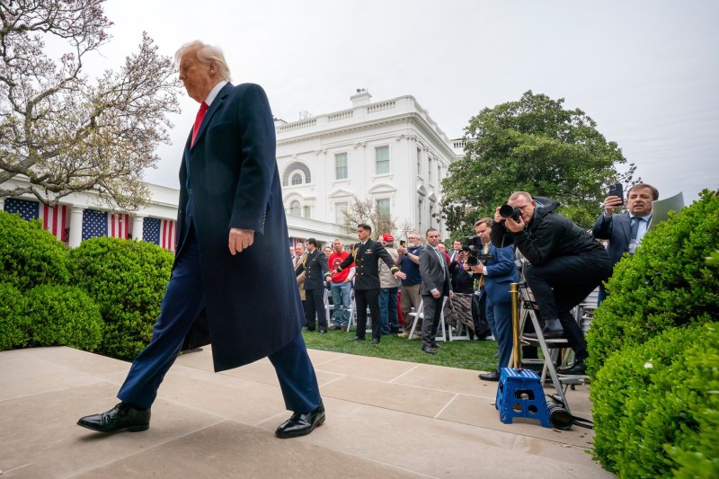 Când vor intra în vigoare noile taxe vamale impuse de Trump