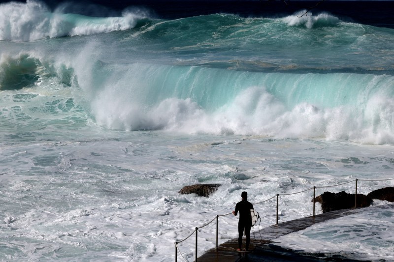 Cinci persoane au murit după ce s-au înecat în valuri uriașe, în Australia, și alte două sunt date dispărute