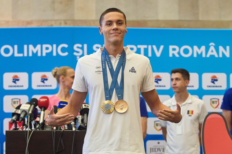 David Popovici: „Mă bucur că-i pot inspira pe cei tineri și îi încurajez să creadă în propriile forțe”. Sportivul, premiat în cadrul galei News.ro