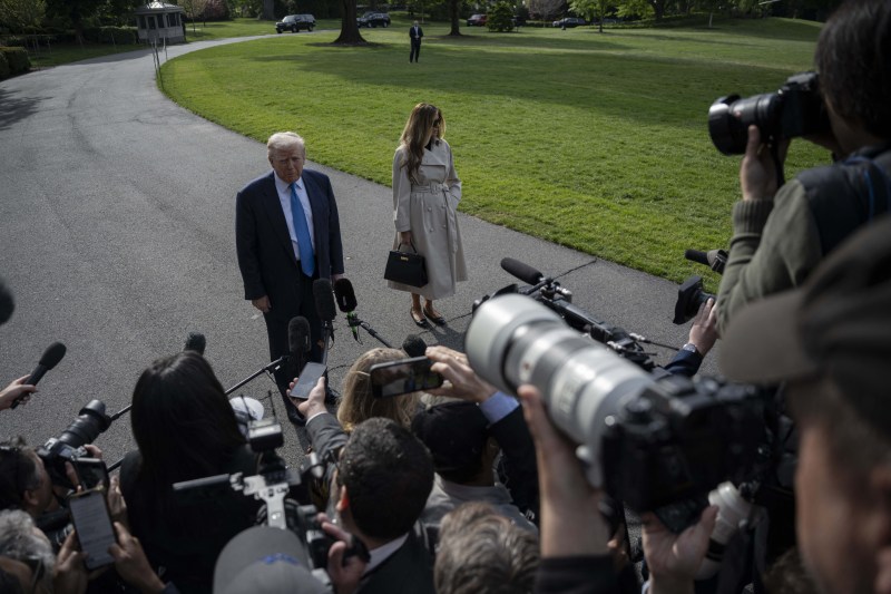 Donald Trump a plecat spre Roma pentru funeraliile Papei Francisc. Este prima călătorie în străinătate din mandatul său