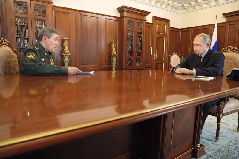 “După aceea, președintele din el a început să vorbească. Sau poate chiar omul”. Ironia prin care un ziarist din Moscova, prezent la fața locului, a descris surpriza armistițiului de Paște, anunțat de Putin