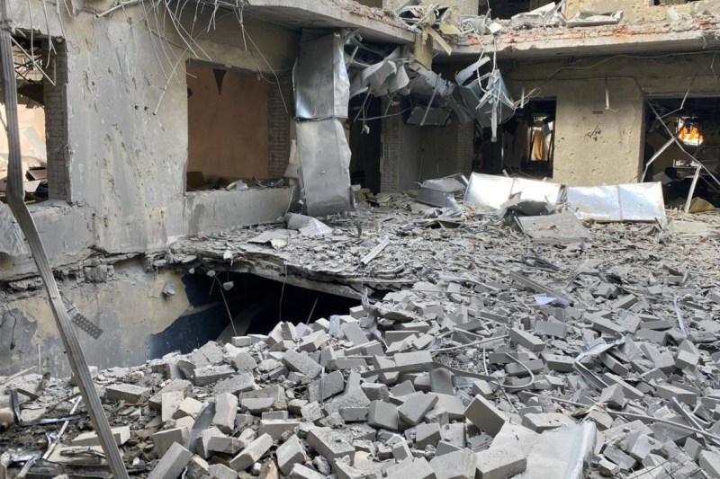 „Este un semn”. Un simbol ucrainean a rămăs neatins în mijlocul ruinelor după bombardamentul rusesc din Sumî