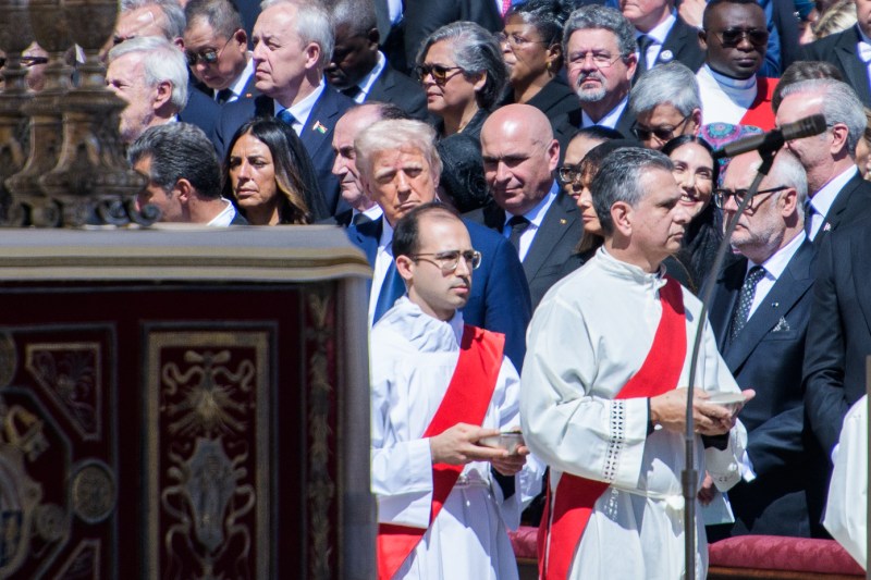 FOTO Ilie Bolojan, în spatele lui Donald Trump. Imaginile publicate de Administrația Prezidențială după înmormântarea Papei Francisc