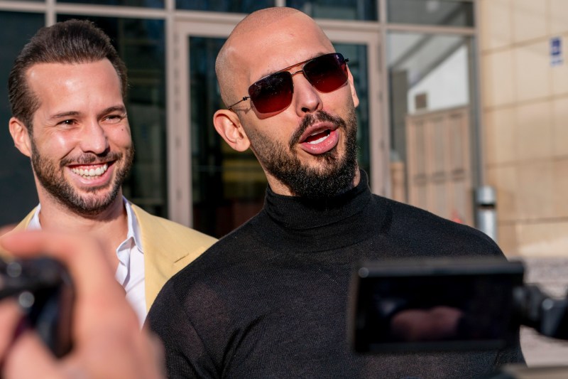 Frații Tate au plecat în Dubai cu un avion privat, după ce DIICOT le-a prelungit controlul judiciar