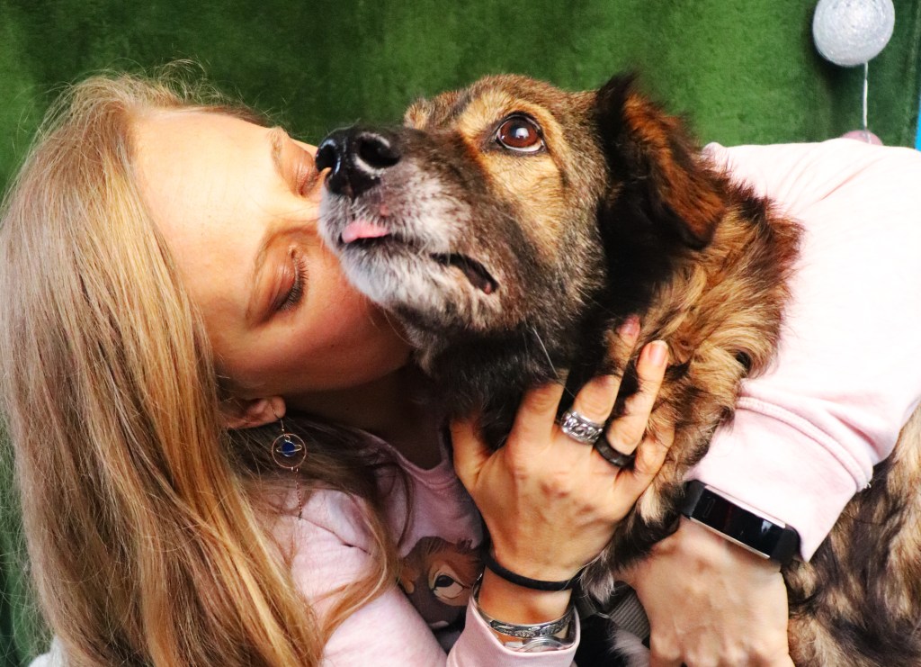 Laura Fincu, fondatoarea Sache Vet, și câinele Sache / Foto: Asociația Sache Vet