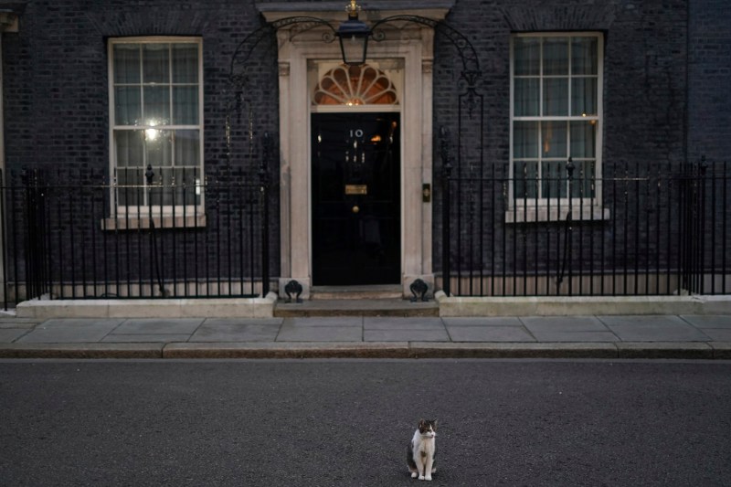 Londra nu vrea să lanseze o ripostă comercială imediată, după tarifele introduse de Trump. Ce țintește în schimb