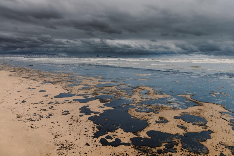 Mareea neagră cauzată de eşuarea a două petroliere ruseşti poluează în continuare plajele şi perturbă sezonul turistic la Marea Neagră