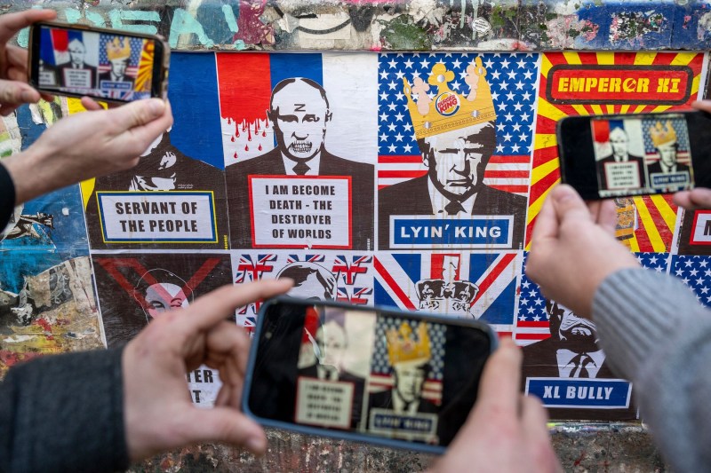 Moscova privește cu satisfacție taxele vamale anunțate de Trump: „Așteptăm ca trupul dușmanului să plutească pe lângă noi”