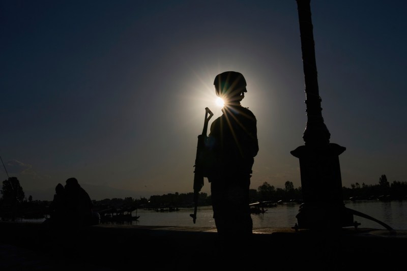 Noi schimburi de focuri între trupele Indiei și cele ale Pakistanului. Tensiuni tot mai mari după atentatul din Kashmir