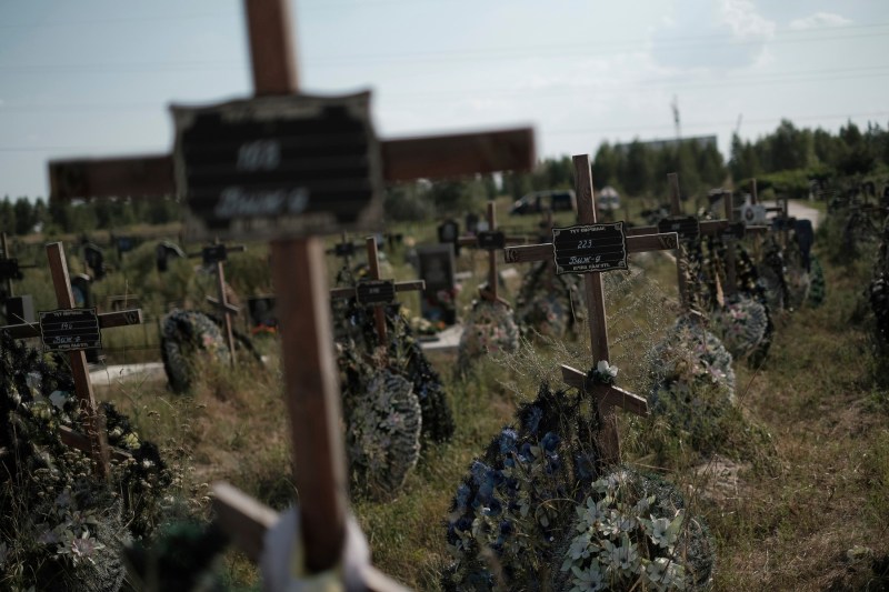 O înregistrare video arată bărbați identificați ca soldați ruși în timp ce iau 4 ucraineni drept prizonieri de război. Apoi începe execuția