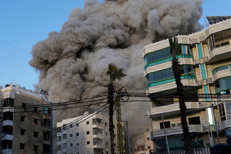 Preşedintele Libanului cere SUA şi Franței să „constrângă” Israelul să înceteze loviturile / Biroul lui Netanyahu anunţă că a lovit un depozit al Hezbollah