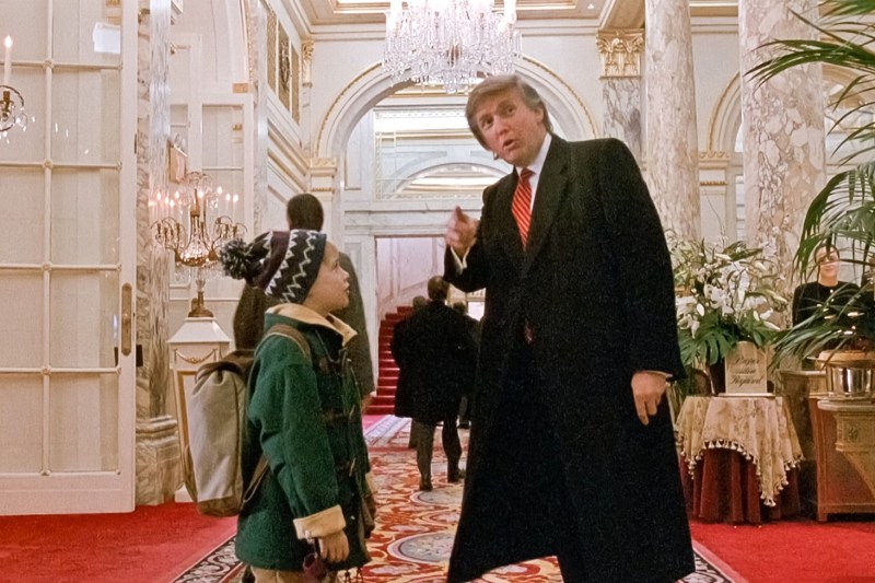 Regizorul filmelor „Home Alone” spune că se teme că va fi expulzat din SUA dacă taie scena cu Trump și Macaulay Culkin