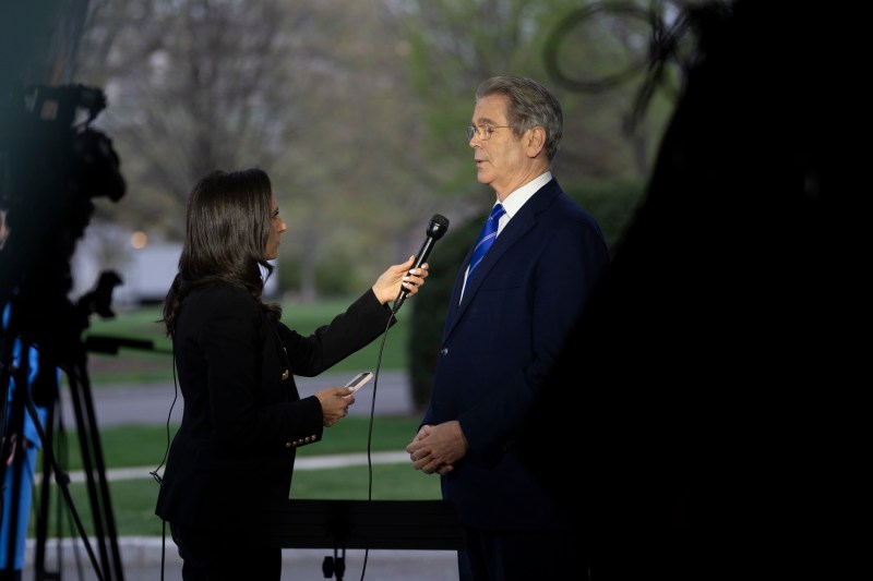 „Relaxați-vă și încasați lovitura”. Avertismentul transmis de un înalt oficial american, la scurt timp după anunțul lui Trump privind tarifele