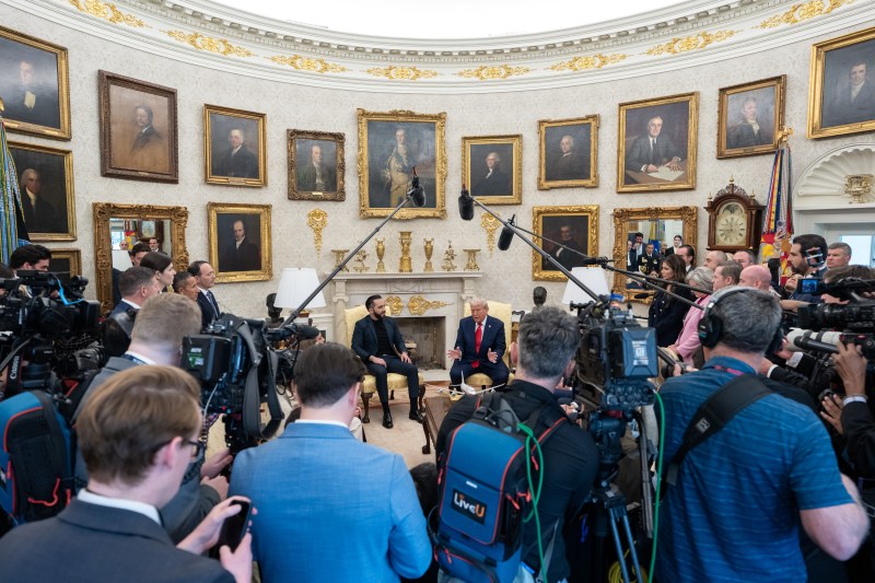 Schimb de replici tensionat între Donald Trump și o jurnalistă CNN: „De aceea nu se mai uită nimeni la voi”